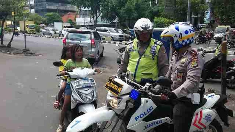 Anak 7 dan 9 Tahun Bawa Motor  Polisi  Jangan Manjakan 