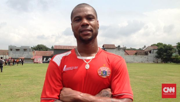 Hilton Moreira pernah menjalani seleksi Persija, namun tidak direkrut karena mendapat tentangan dari suporter mereka, The Jakmania.