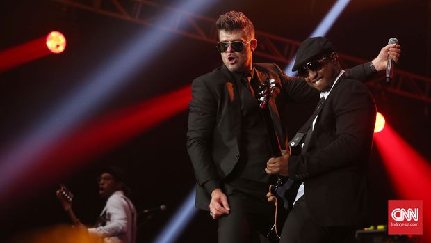 Robin Thicke punya pesan khusus saat menyanyikan Blurred Lines.