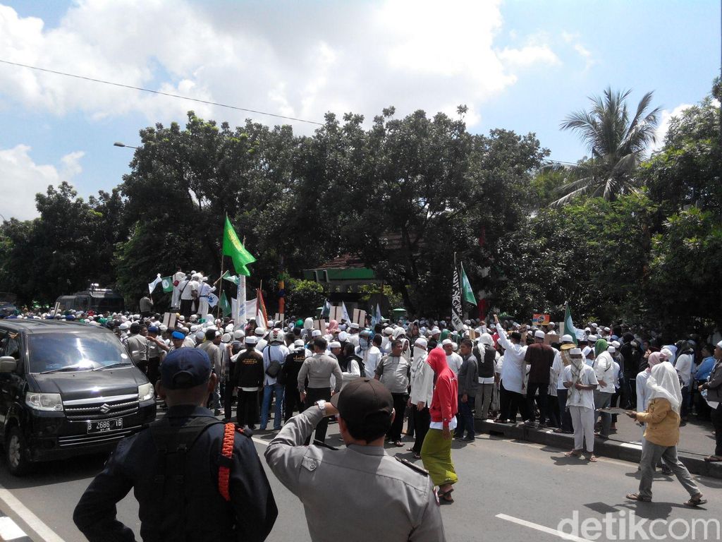 Wakapolda Metro Jaya Pantau Demo Massa di Depan Kantor 