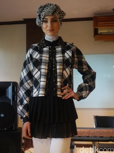 Shafira Tampilkan Busana Muslim Bergaya New York dengan Shafira Tampilkan Busana Muslim Bergaya New York dengan