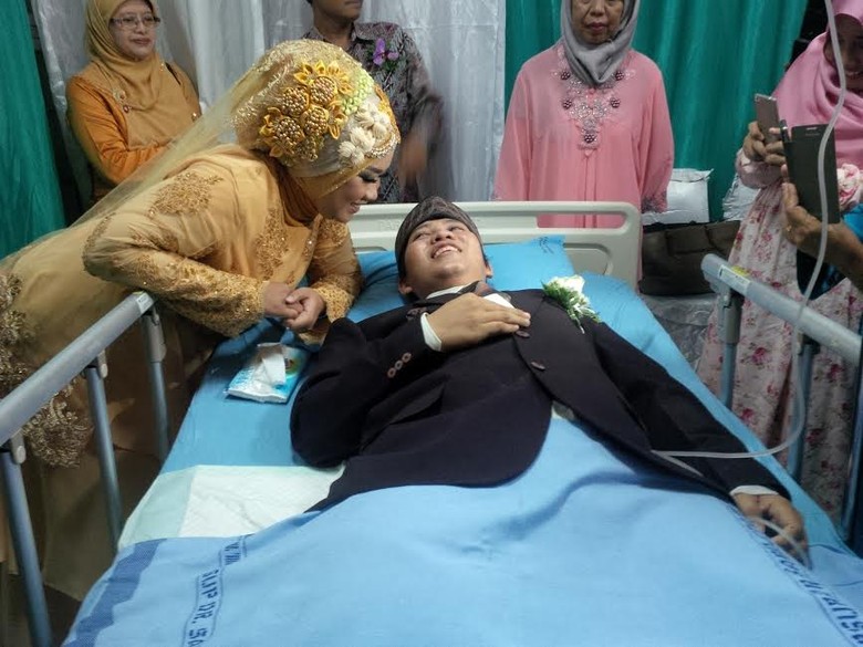 Momen Haru Saat Windu, Pria yang Baru Diamputasi Ucapkan Ijab Kabul di Rumah Sakit