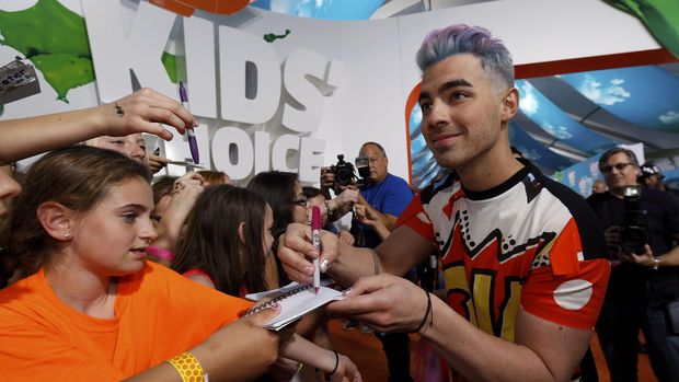 Joe Jonas pernah tampil di sebuah festival stroberi.