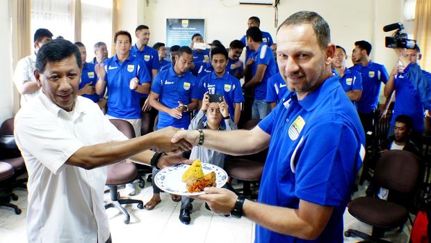 Kuswara S. Taryono enggan membicarakan detail mengenai gaji Michael Essien.