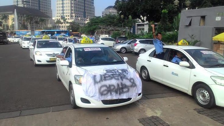 Ribuan Sopir Taksi dan Bajaj Demo di Monas: Yang Legal Kita, Tapi Jadi Rugi