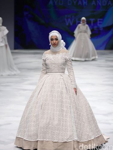 Cantiknya Poppy Bunga dan Angel Lelga Dibalut Busana 