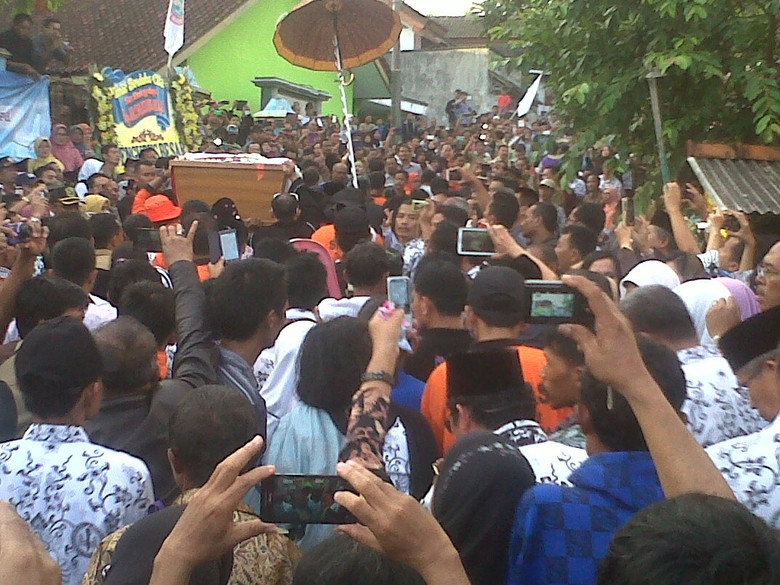 Tangis Keluarga dan Ribuan Guru Pecah saat Jenazah Sulistiyo Dimakamkan