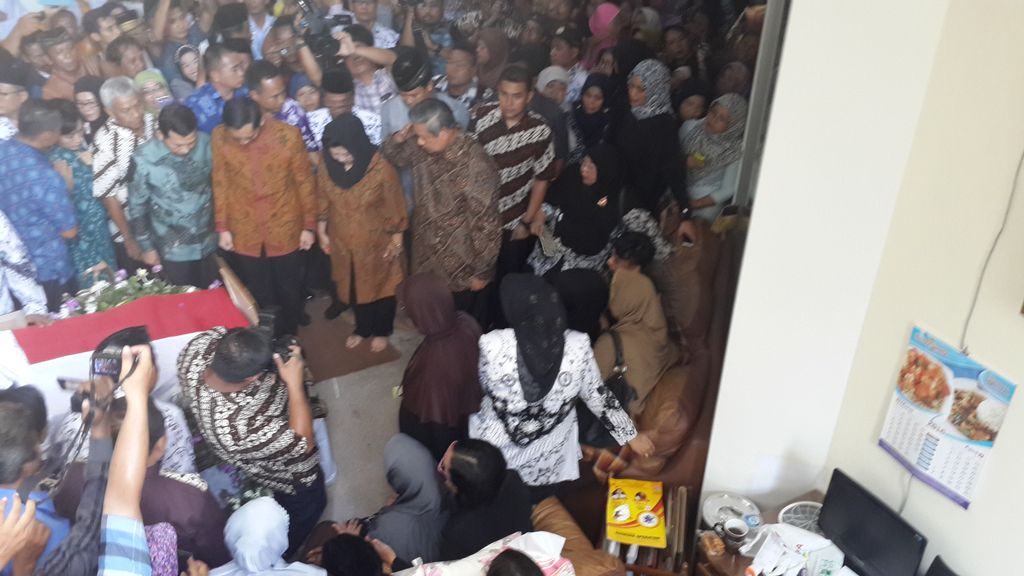 SBY MELAYAT KERUMAH DUKA KELUARGA SULISTIYO DI SEMARANG