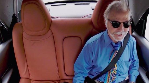 Seorang pria menjajal mobil Google