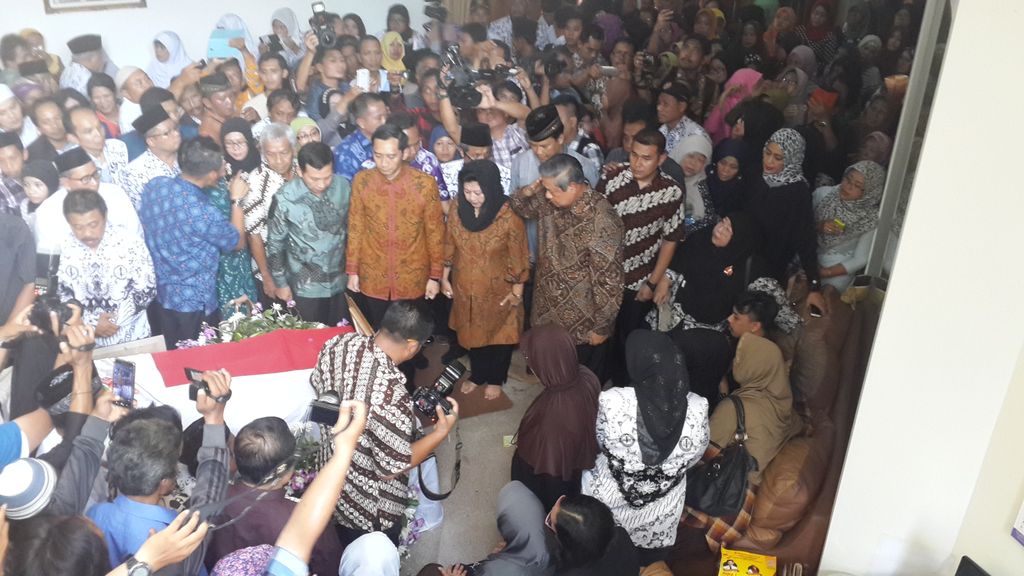 SBY MELAYAT KERUMAH DUKA KELUARGA SULISTIYO DI SEMARANG 