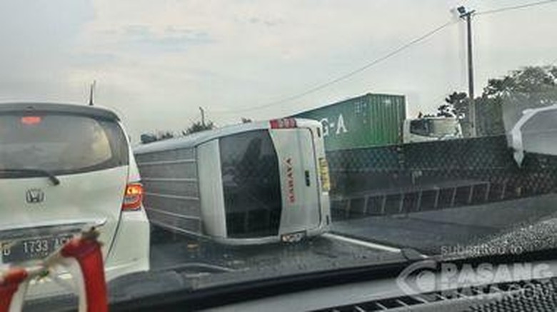 Dirlantas Jabar: Ada Korban Luka Pada Kecelakaan Bus Travel di Cipularang