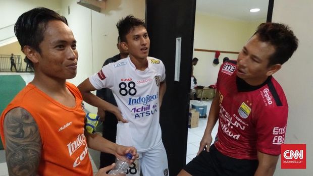 Gede Sukadana (kiri) belum mendapat informasi mengenai lokasi latihan Bali United terkait erupsi Gunung Agung.