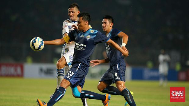 Hamka Hamzah pernah membela Arema sebelum pindah ke PSM Makassar.
