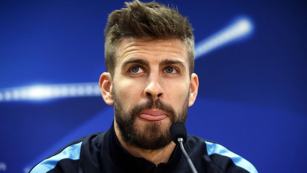 Gerard Pique menganggap Neymar berada di bawah bayang-bayang Lionel Messi.