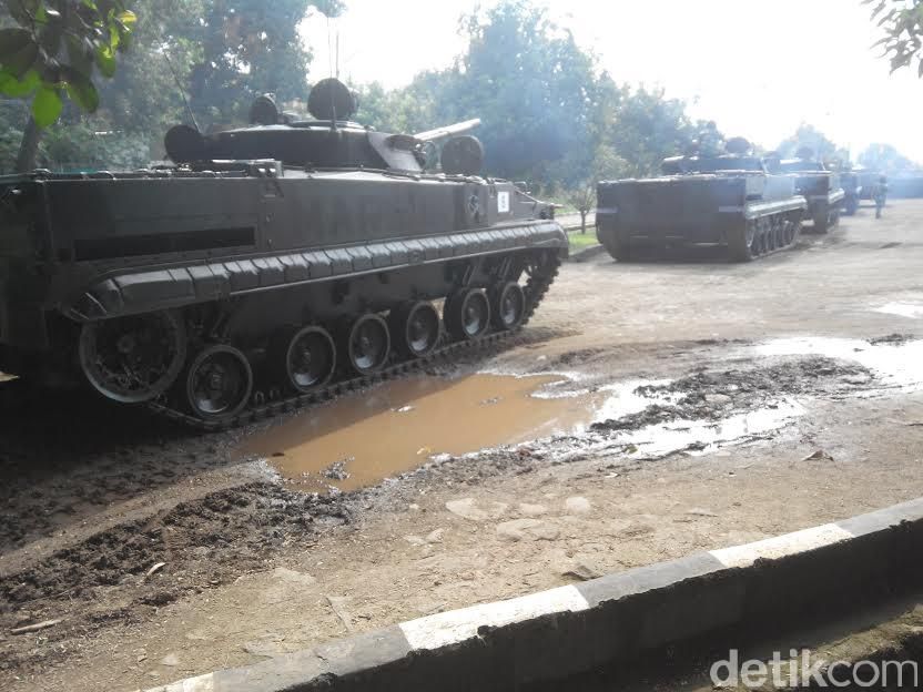 Melihat Aksi Marinir dengan Tank di Mako Cilandak
