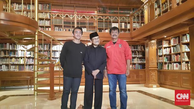 Rafid (kiri) merupakan cucu presiden ketiga Indonesia, BJ Habibie.