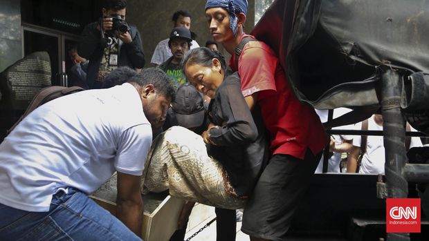 Peserta aksi tolak terhadap semen di Rembang yang menyemen kakinya diangkat untuk diberangkatkan ke depan Istana Negara, Jakarta, 2016.