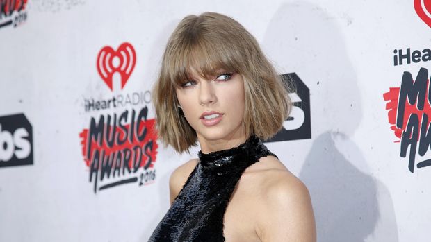 Taylor Swift pernah dihebohkan fan di atas panggung.