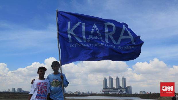 Reklamasi di kawasan pesisir utara Jakarta diprotes oleh banyak pihak termasuk nelayan setempat.