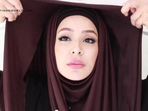 Buat Wajah Terlihat Lebih Tirus dengan Tutorial Hijab Ini