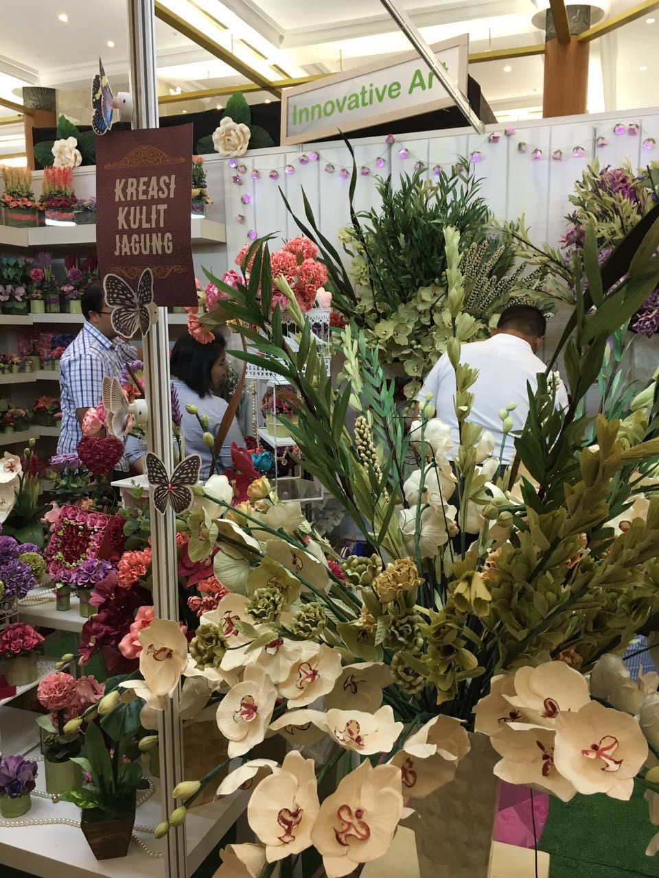 Siapa sangka kulit jagung yang bagi kebanyakan orang hanya menjadi benda sisa tak bermanfa Tidak Disangka Bunga Cantik dari Kulit Jagung Laris Manis Sampai Tembus Ekspor