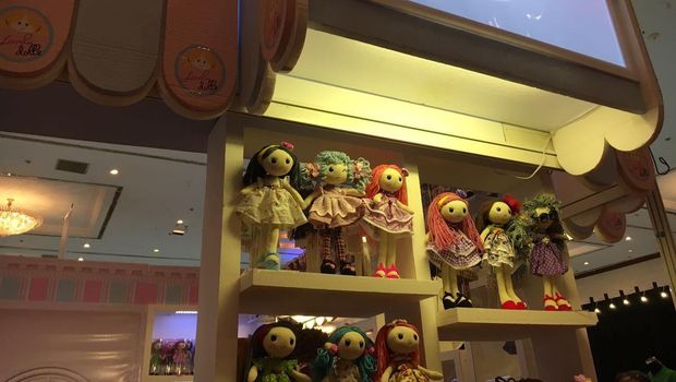 Berawal dari perhatiannya yang besar terhadap dunia anak yang saat ini lebih menentukan untuk  Kreatif Dengan  Membuat  Boneka Handmade Wanita Ini Raup Omzet Rp 100 Juta/Bulan