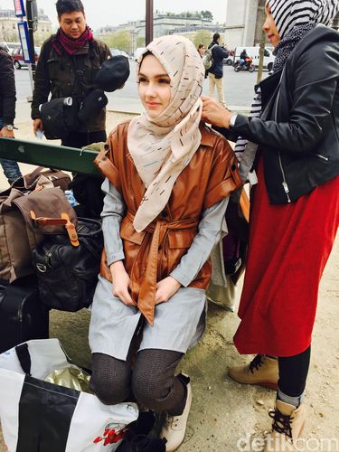 Foto: Ketika Wanita Belanda Pakai Hijab Buatan Indonesia 