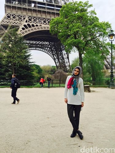 Foto Ketika Wanita Belanda Pakai Hijab Buatan Indonesia 