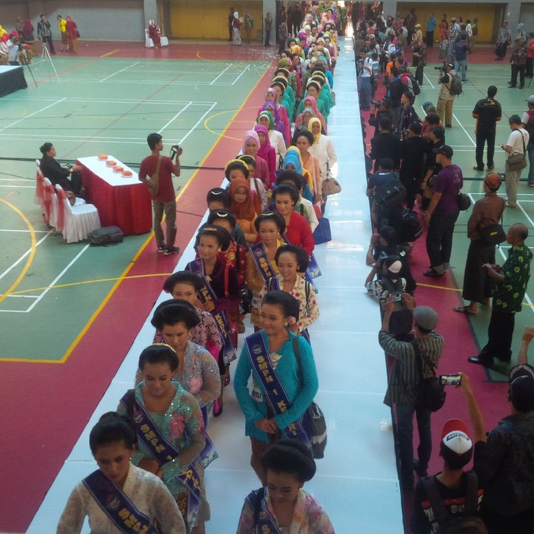 Rekor Peragaan Kebaya Terbanyak Pecah di Kediri, Total 11.029 Wanita Terlibat Rekor Peragaan Kebaya Terbanyak Pecah di Kediri, Total 11.029 Wanita Terlibat
