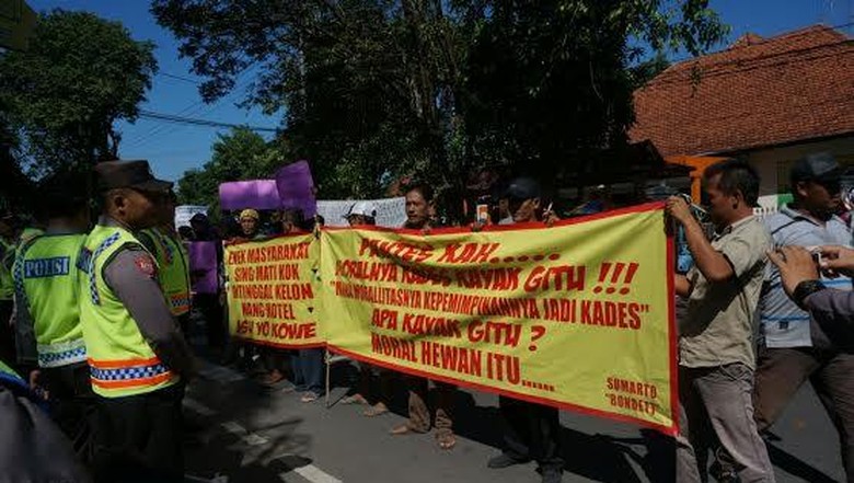 Puluhan Warga Demo Pemkab Jombang Tuntut Kades Selingkuh Dicopot Puluhan Warga Demo Pemkab Jombang Tuntut Kades Selingkuh Dicopot