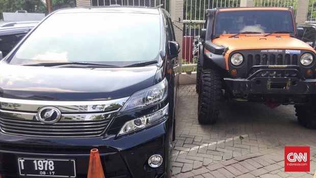 Komisi Pemberantasan Korupsi melakukan penyitaan terhadap kendaraan pribadi milik Bupati Subang Ojang Sohandi, tersangka kasus suap terhadap jaksa Kejaksaan Tinggi Jawa Barat. (CNN Indonesia/Joko Panji Sasongko)