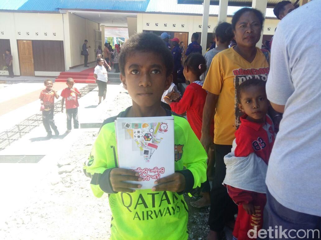 Senangnya Bocah Ini Papua Dapat Buku Tulis dari Jokowi