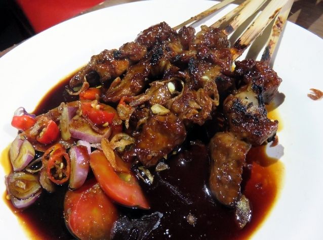 Berada Di Jalan Sabang Nama Sate Pak Heri Tak Asing Di Kalangan Pencinta Sate Ayam Di Sini Sate Ayam Disajikan Dengan Irisan Lontong Dan Bumbu Kacang Di