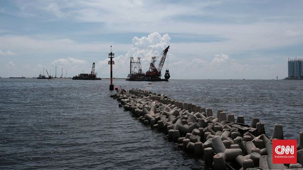 Reklamasi di Teluk Jakarta dikritik karena membuat nelayan kehilangan area tangkap.
