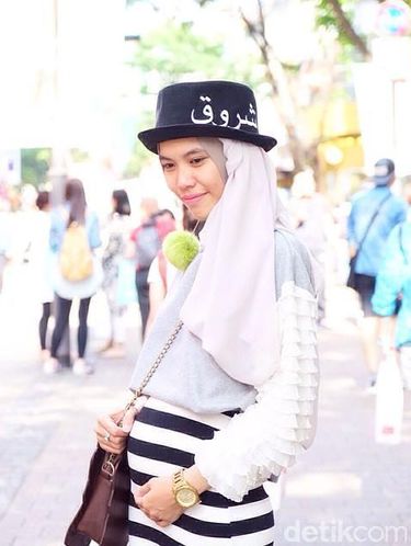 Foto: Cara Selebgram Hijab Terapkan Tren Anting Pompom