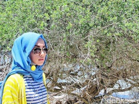 Foto: Cara Selebgram Hijab Terapkan Tren Anting Pom-pom