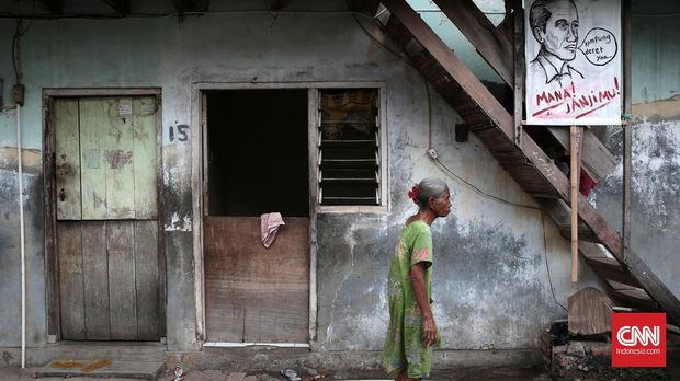 Penggusuran warga Bukit Duri untuk normalisasi Sungai Ciliwung.