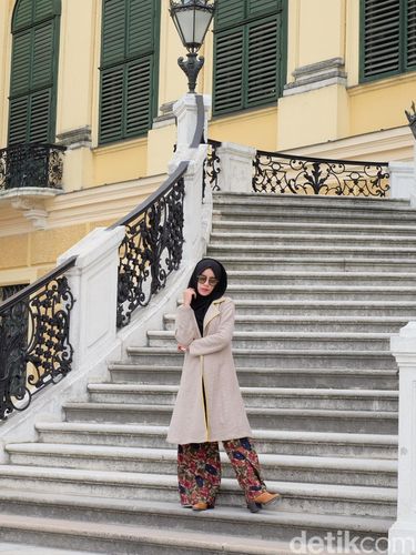 OOTD Cantiknya Aghnia Punjabi Saat Kunjungi Istana OOTD Cantiknya Aghnia Punjabi Saat Kunjungi Istana