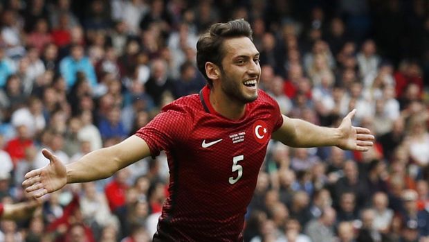 Hakan Calhanoglu tidak bisa memperkuat Bayer Leverkusen di sisa musim karena sanksi FIFA.