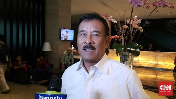 Manajer Persib Bandung, Umuh Muchtar, sangat kecewa dengan keputusan wasit Shaun Evans. (