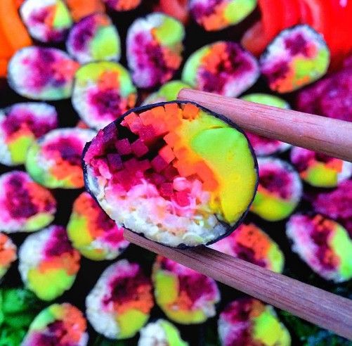 Kini Giliran Sushi Warna Pelangi yang Populer di Media Sosial