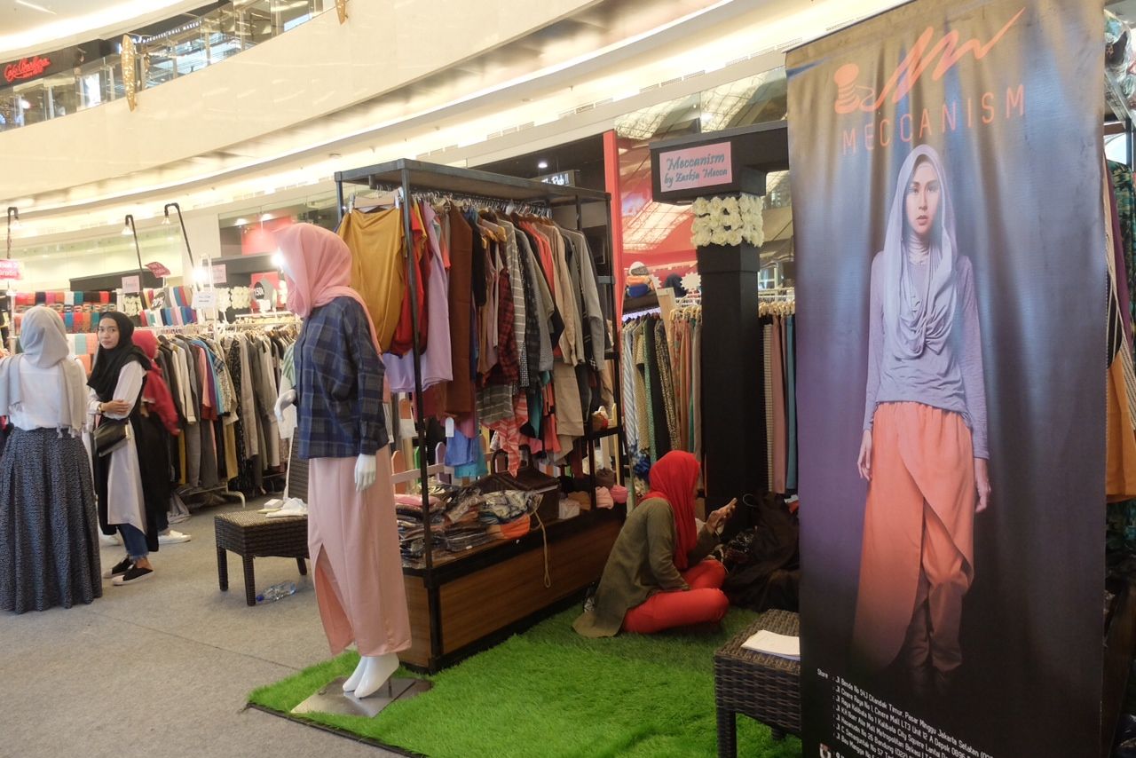 Gelar Diskon 50%, Koleksi Baju Dian Pelangi Diserbu Pengunjung