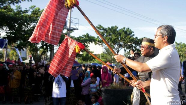 Walikota Makassar Sambut Warga NTB di Pantai  Losari 