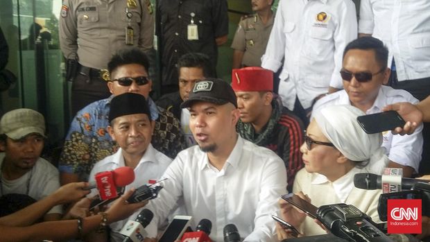 Musisi Ahmad Dhani dalam satu jumpa pers. Dia melaporkan salah satu pendukung Ahok ke polisi. (CNN Indonesia/Alfani Roosy Andinni)