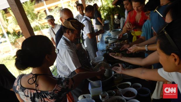 Para pengunjung Manisan, Ubud, berebut lawar, salad khas Bali, yang baru saja dibuat oleh juru masak Darta.