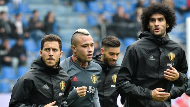 Marouane Fellaini (kanan) mengalami cedera lutut ketika membela Belgia di kualifikasi Piala Dunia 2018.