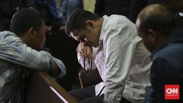 Tersangka tindak pidana pencucian uang (TPPU) dalam pembelian saham perdana PT Garuda Muhammad Nazaruddin saat menunggu Majelis Hakim dalam sidang vonisnya di Pengadilan Tipikor, Jakarta. 