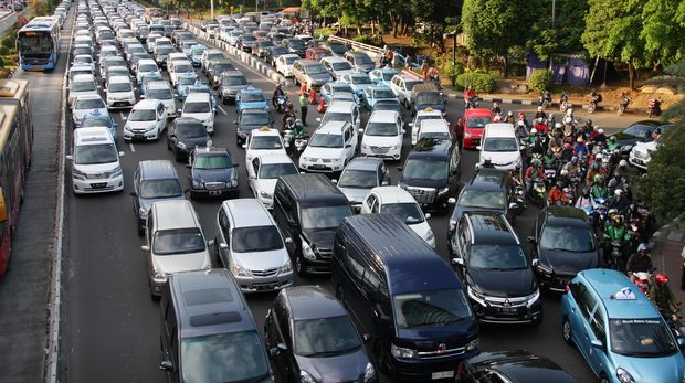 Kemacetan menjadi salah satu masalah besar di Jakarta.