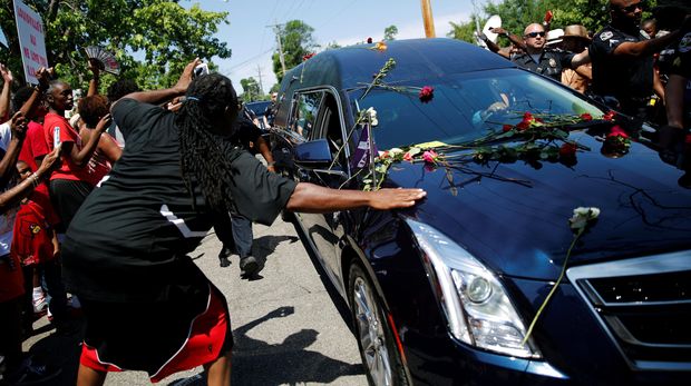 Begini Antusiasme Warga Menyambut Mobil Jenazah Muhammad Ali