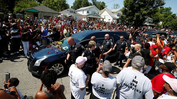 Begini Antusiasme Warga Menyambut Mobil Jenazah Muhammad Ali